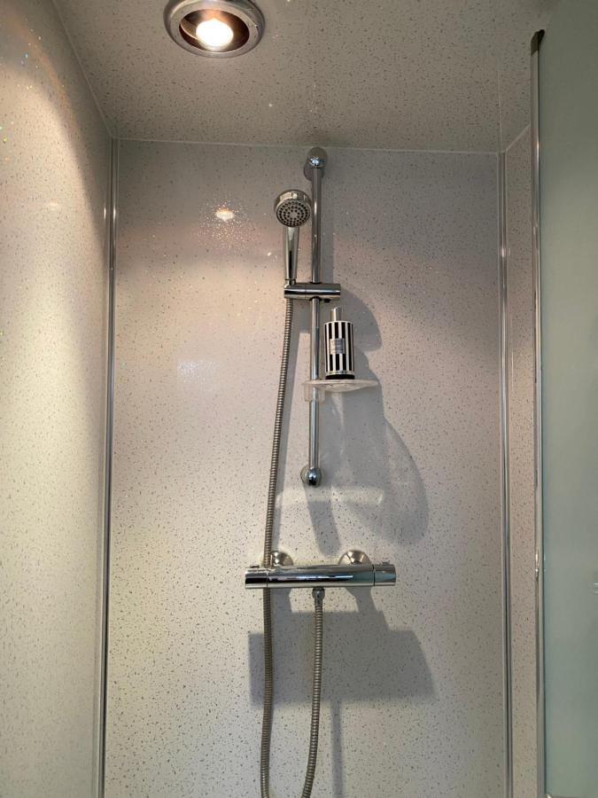 1 Luxurious Double Bedroom With Private Shower Reading Exteriör bild