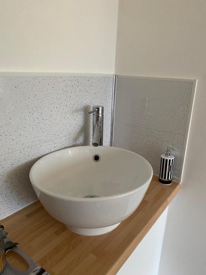 1 Luxurious Double Bedroom With Private Shower Reading Exteriör bild
